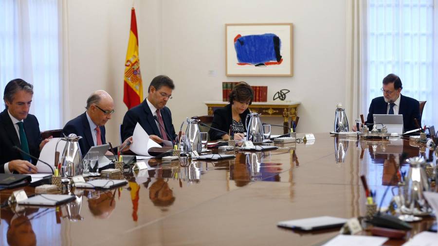Vista general de la reunión extraordinaria del Consejo de Ministros que estudia las medidas de respuesta del Estado a la declaración y posterior suspensión temporal de independencia de Cataluña. Foto: EFE