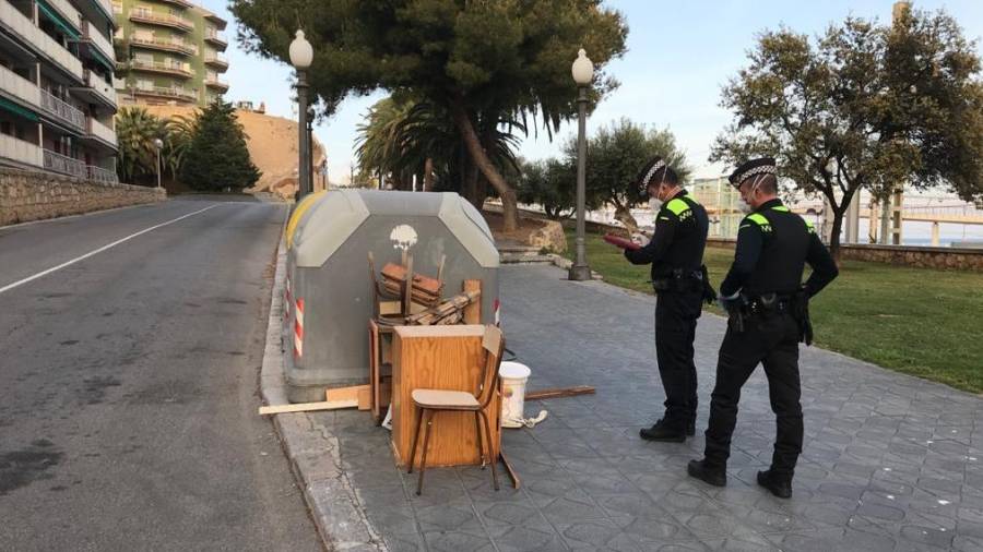 Dos agentes de la Policía Local de Tarragona, el pasado viernes, levantando acta de las sillas y mesas que se encontraron junto a un contenedor. FOTO: CEDIDAIMAGEN DE HACE POCOS DÍAS DE UNA NEVERA GRANDE, ABANDONADA EN UNA ISLA DE CONTENEDORES. FOTO: CEDIDALOS OPERARIOS DE LA BASURA TAMBIÉN SE HAN ENCONTRADO CON BAÑERAS CUANDO VAN A RECOGER LOS RESIDUOS URBANOS. FOTO: CEDIDA