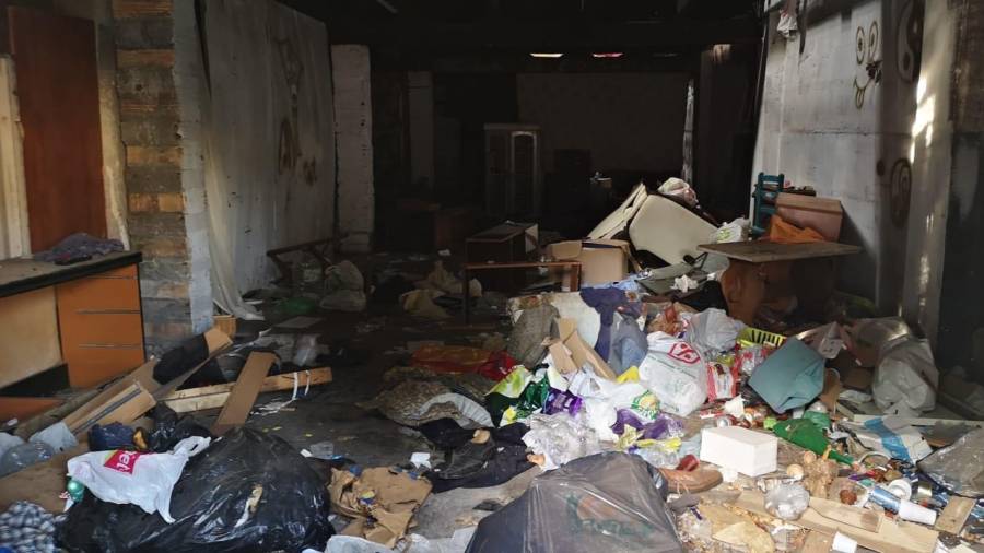 La basura se acumula en el interior del número 34 A de la calle de Josep Maria Prous i Vila de Reus. FOTO: DT
