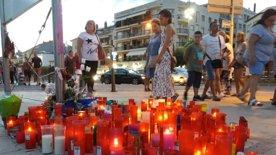 Los ciudadanos depositaron velas en el lugar del atentado de Cambhrils. Foto: P. Ferré/DT