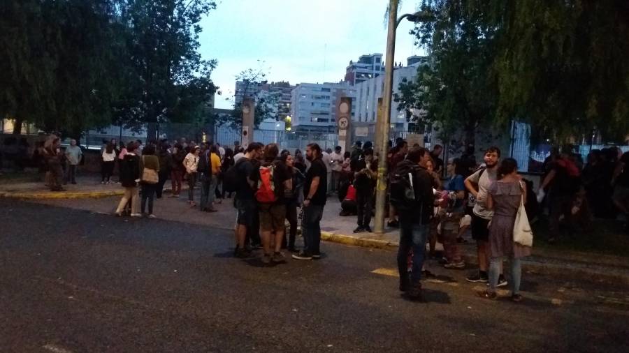 Los concentrados esta noche frente al Institut Martí i Franquès. Foto: Àngel Juanpere