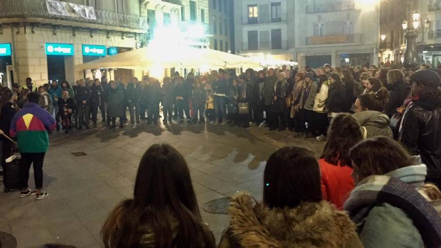 Unas 200 personas se han concentrado en la plaza del Mercadal para condenar el caso de violencia múltiple. Foto: F.G.