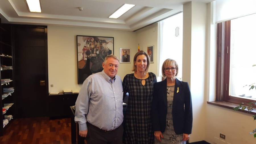 La presidenta del Consell Comarcal y el alcalde de L'Arboç con la consellera de Empresa.