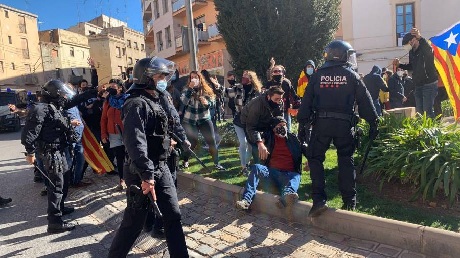 Imagen de las cargas policiales en Valls. Júlia Giriberts