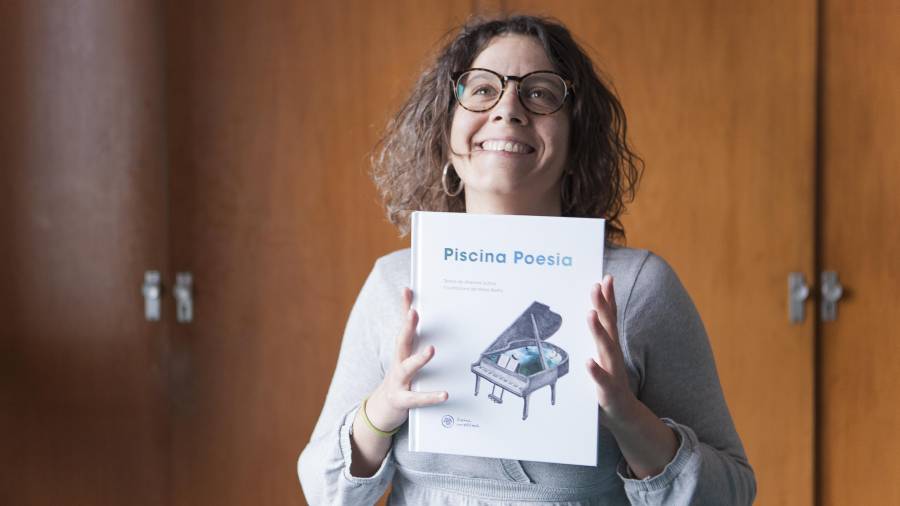 Maria Beitia ha il·lustrat el llibre ‘Piscina Poesia’, que recull textos de diversos autors. FOTO: CEDIDA