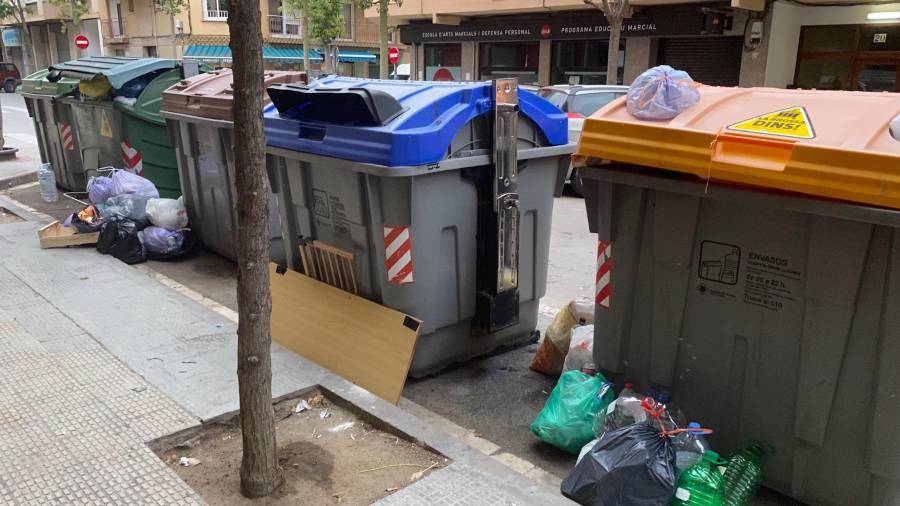 La basura en la acera a toda hora indigna a los vecinos de la calle Argentera