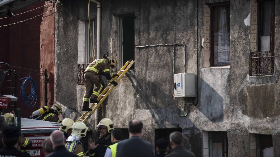 Cuatro personas han fallecido hoy en el incendio de un edificio de viviendas en el barrio bilbaíno de Zorroza