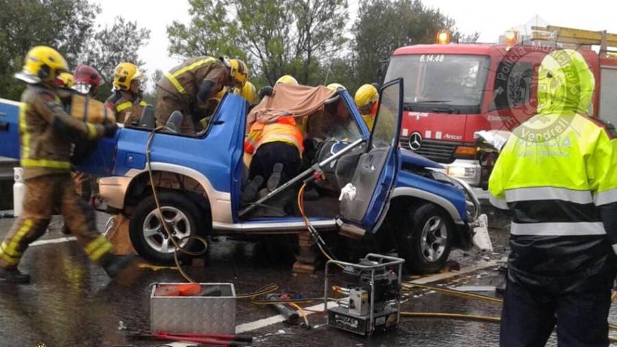 Accident frontal entre un turisme i una furgoneta al Vendrell