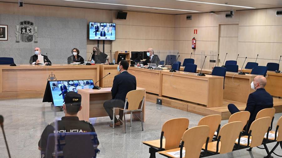 Imagen del juicio a los dos mossos que acompañaron a Puigdemont. EFE