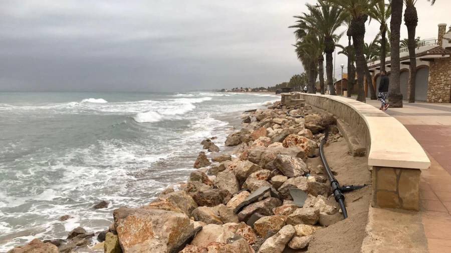 El municipio quiere recuperar la playa antes de la temporada alta de turismo. Foto: Cedida