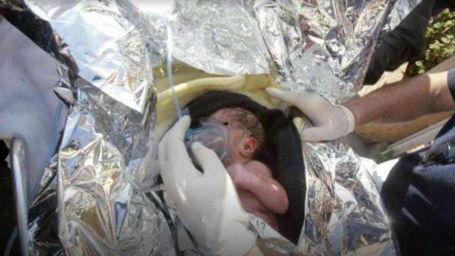 Imagen de archivo de un bebé encontrado en una basura.