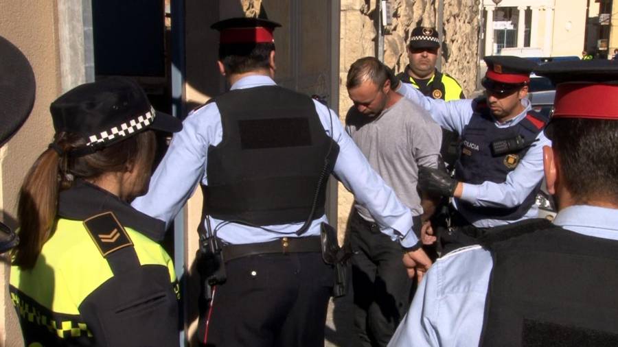 Entrada del detingut per la mort d'una prostituta de 47 anys a Valls, emmanillat, a cara descoberta i el cap acotxat, rodejat d'agents policials, als jutjats de Valls a dos quarts de deu del matí del 26 d'abril de 2016. FOTO: ACN