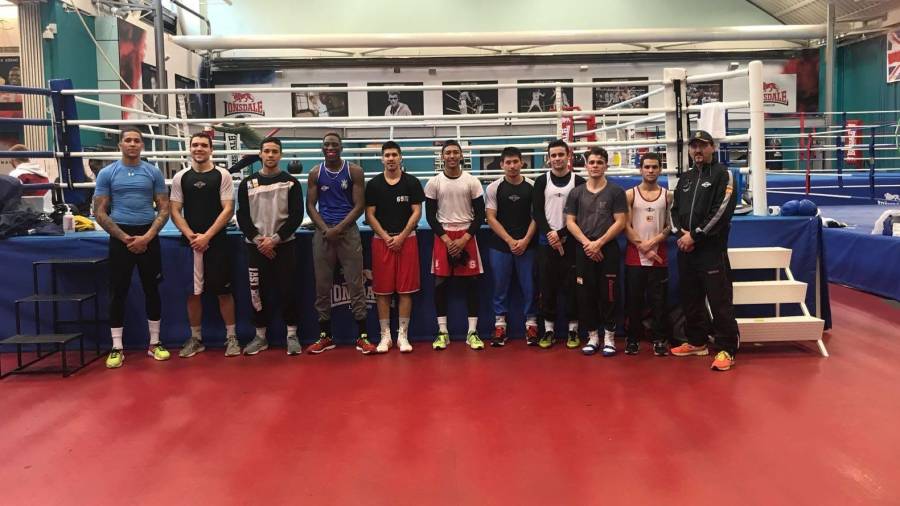 El tarraconense Adria Thiam (en el centro de la imagen con gorra y pantalón rojo) junto al resto del equipo español en el campo de entrenamiento de Sheffield. FOTO: federación española de boxeo