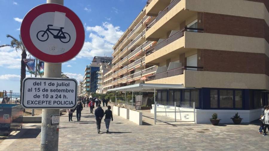 Los paseos marítimos limitan el horario de bicis en determinadas épocas del año. FOTO: JMB