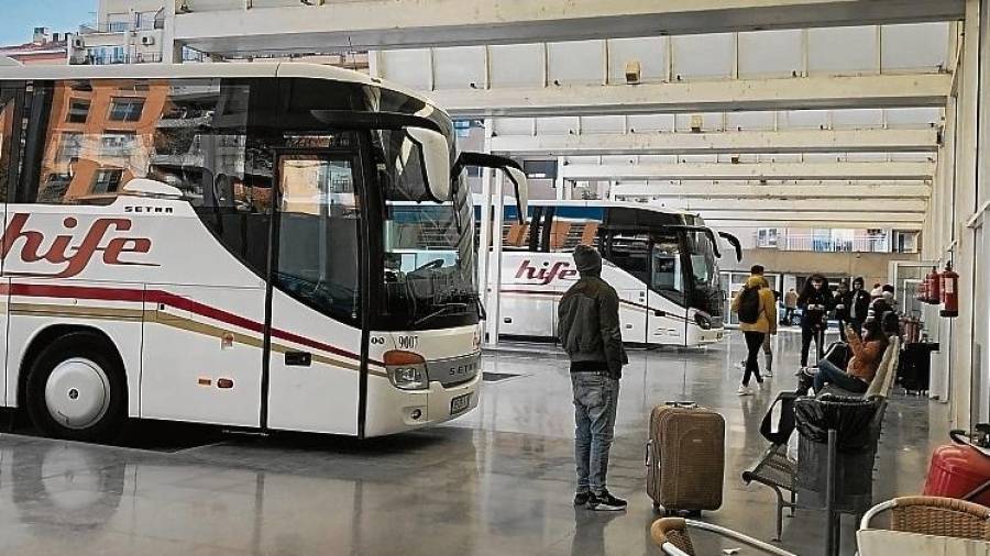 Imatge de l’estació d’autobusos de Tortosa, ahir al migdia. FOTO: Roser Regolf
