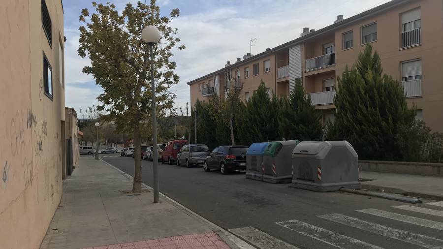 Imatge del carrer Francesc Costas, a prop de la plaça Lluís Companys, al barri del Fornàs de Valls, ahir al migdia. FOTO: ALBA TUDÓ