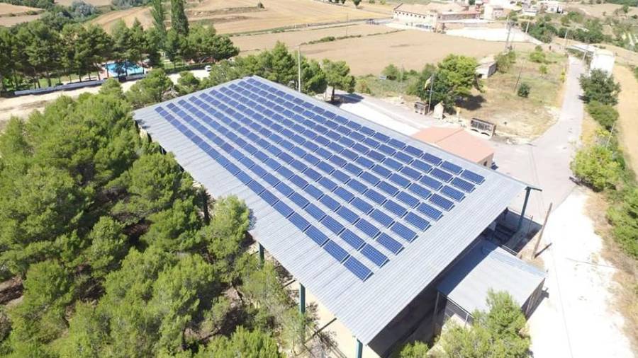 La nova planta solar ubicada al sotre de la pista poliesportiva del municipi. FOTO: CEDIDA