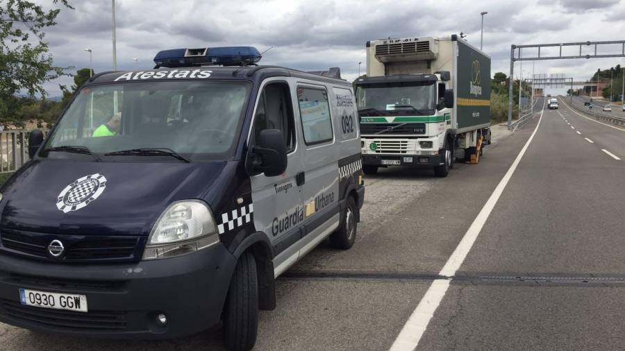 El camión quedó en un lateral de la carretera N-240, que va a Valls. Foto: DT