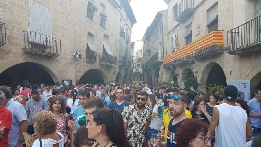 Imatge dels porxos de la plaça Major plenes de gent durant la Festa del Vi. FOTO: Comissió de Festes de Batea