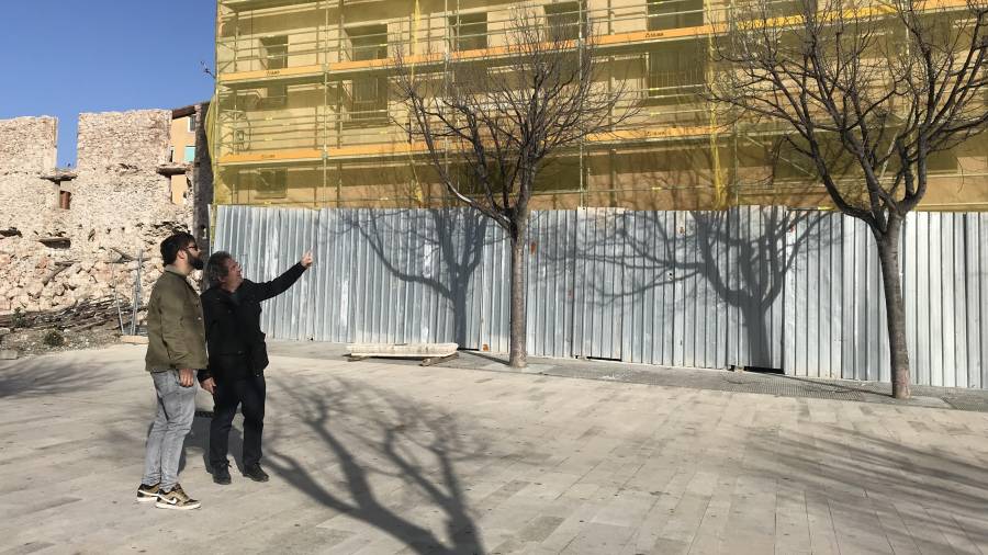 Imatge de l’alcalde de Montblanc i el regidor davant de l’edifici que s’ha d’enderrocar. FOTO: ALBA TUDÓ