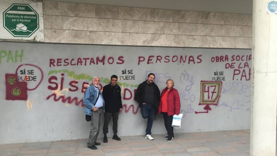 Miembros de la PAH junto a uno de los muros ofrecidos a grafiteros.