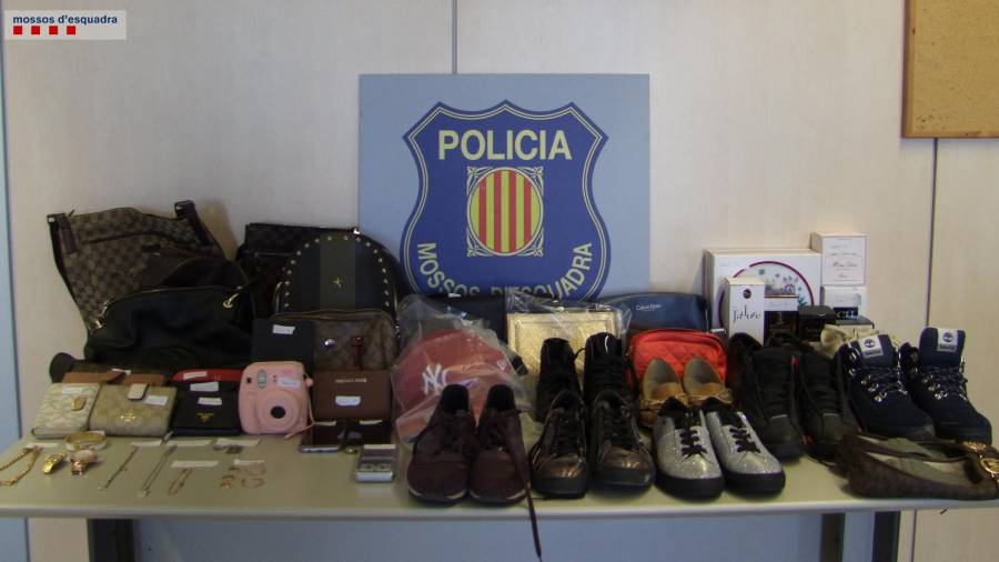 Parte del botín recuperado en los dos robos perpetrados en las localidades de la provincia de Tarragona. FOTO: CME