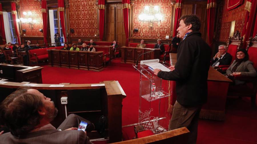 Òscar Cadiach, durante su intervención en el Saló de Plens de l’Ajuntament. FOTO: Pere Ferré