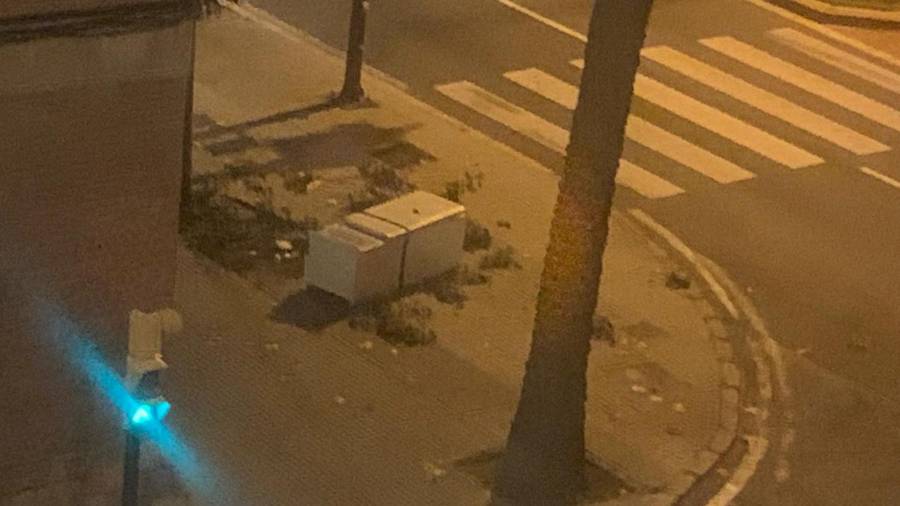 La nevera que tiraron ayer desde un bloque de pisos del barrio Fortuny. FOTO: CEDIDA