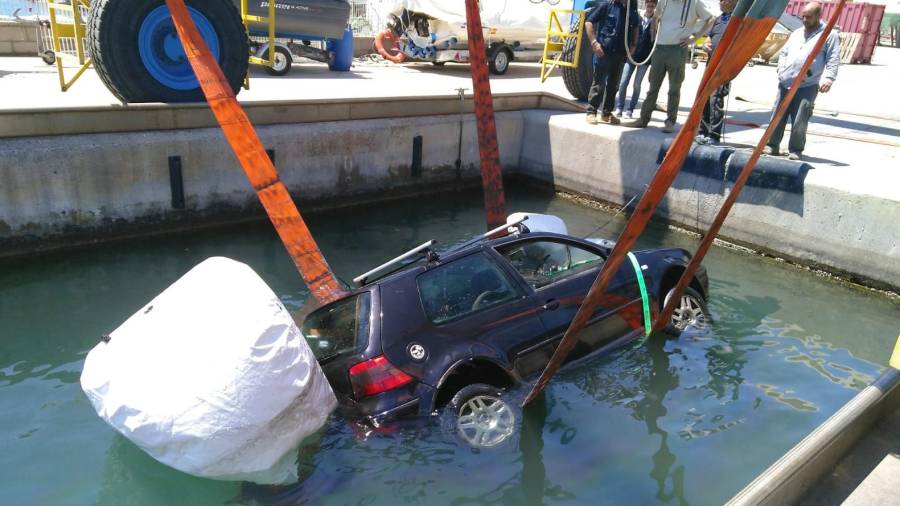 Momento de la extracción del coche en el Port de Torredembarra. FOTO: Port Torredembarra