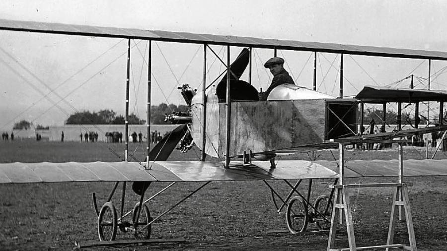Festa de l’aviació el 1913 amb l’aviador Lucien Demazel preparat per fer un vol acrobàtic d’exhibició a Tortosa. FOTO: CEDIDA