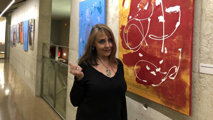 L’artista tortosina May Urgell al costat de les obres de la seua nova mostra, a la Biblioteca de Tortosa. FOTO: M. PALLÁS