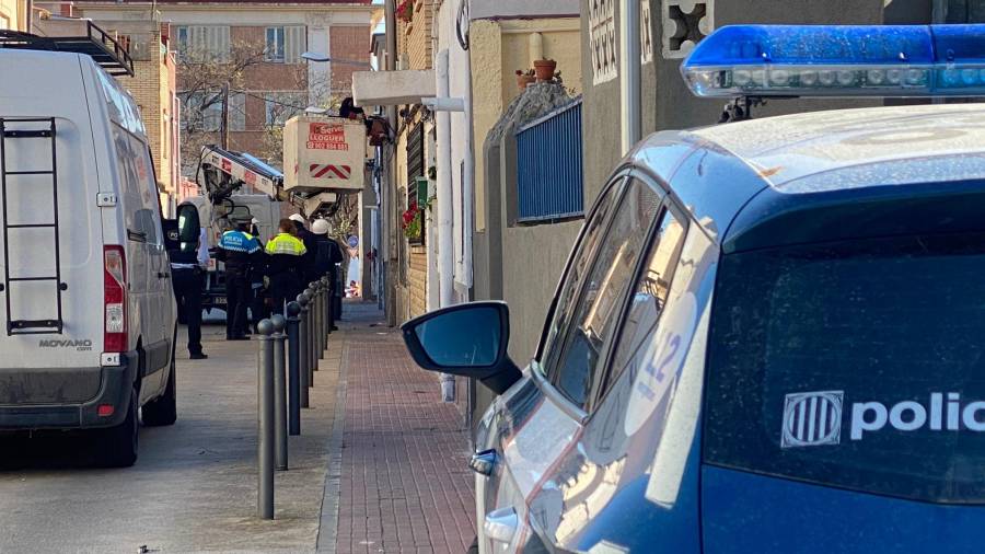 Imagen del dispositivo policial de hoy en el barrio Sant Josep Obrer de Reus. FOTO: ALFREDO GONZÁLEZ