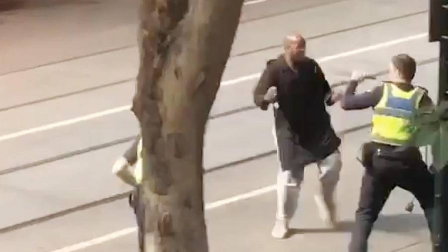 Captura de vídeo que muestra a un hombre armado con un cuchillo mientras se enfrenta a los agentes. FOTO: EFE