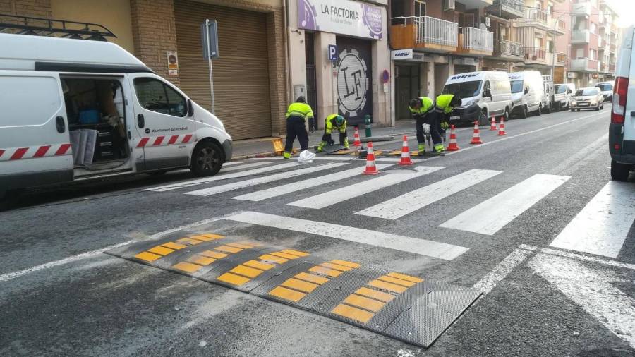 Instalación de reductores de velocidad en la avenida de Sant Vicenç.