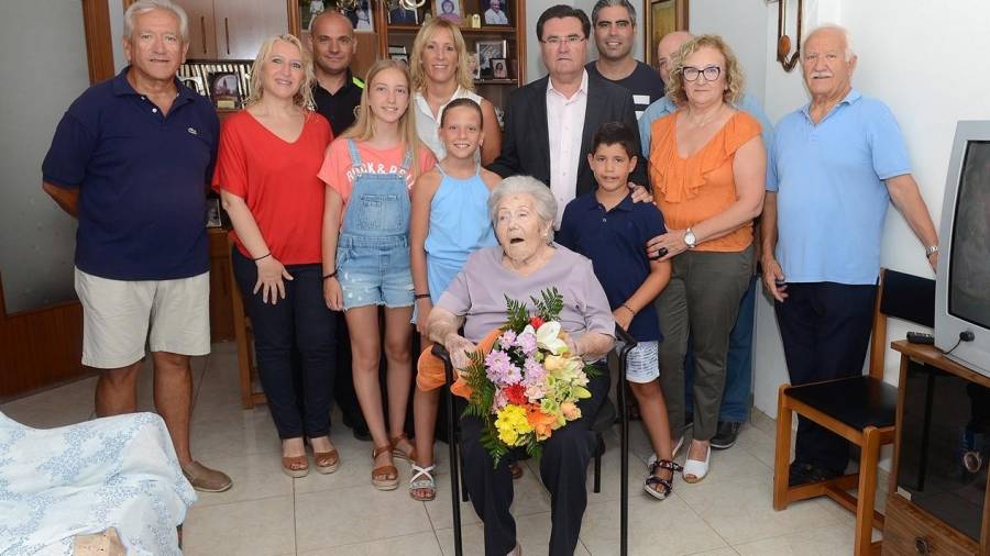 Familiars i representants de l’Ajuntament van voler celebrar l’aniversari de la ciutadana més longeva de La Pobla. FOTO: CEDIDA