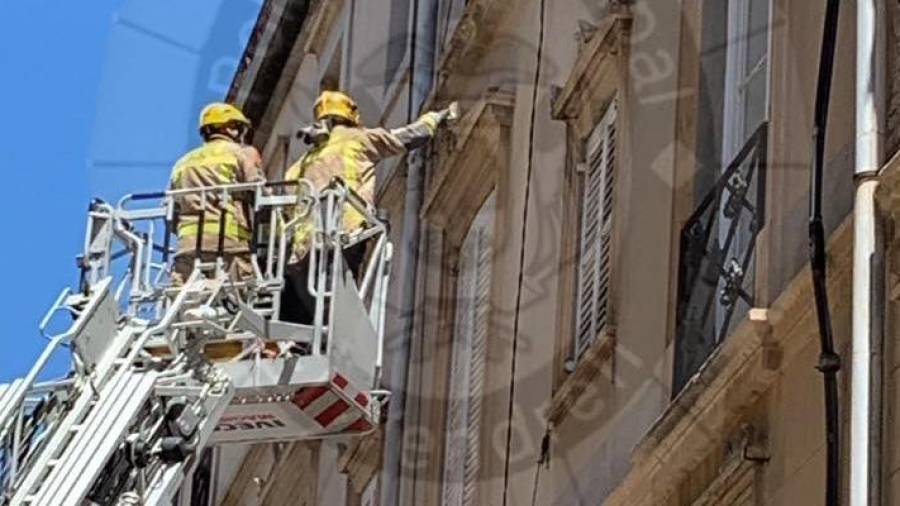Los bomberos picaron la fachada. FOTO: POLICIA LOCAL VENDRELL