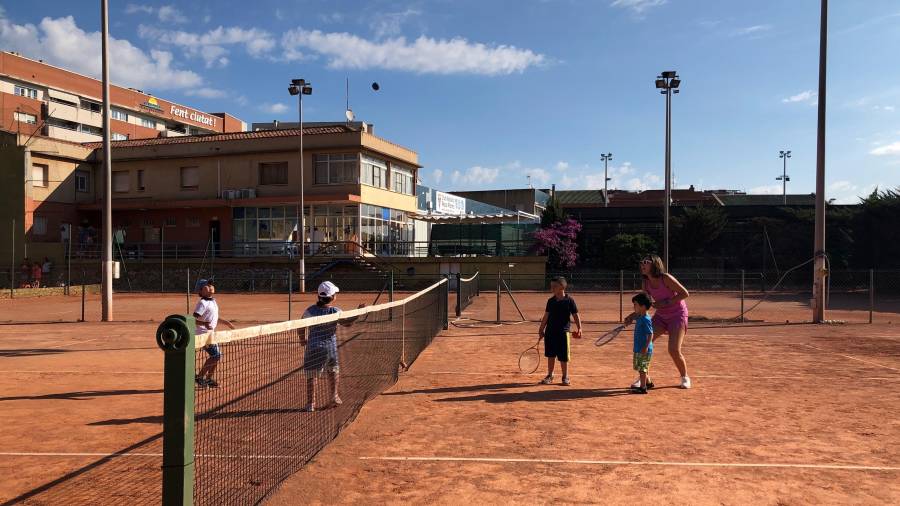Nens i nenes practicant l'esport dels Casal d'Estiu “A l’estiu... Supera’t”. Foto: Cedida