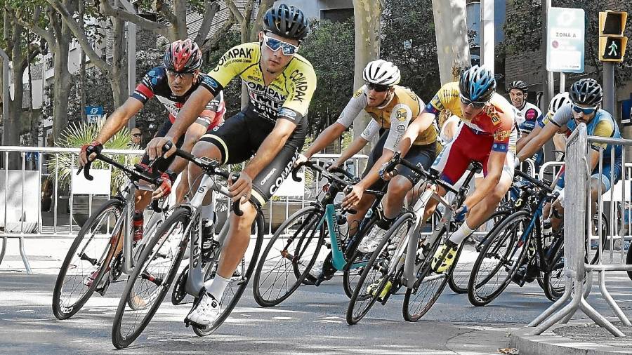 Diferentes ciclistas toman una de las curvas del circuito, que recorrió el Passeig Prim de Reus. Foto: Alfredo González