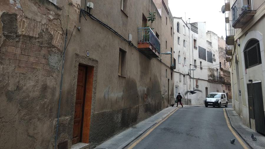 Bona part de les cases del carrer Sant Francesc conserven al seu interior restes medievals de la muralla. FOTO: ÀNGEL JUANPERE
