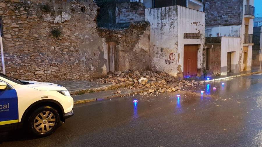 El muro caído esta mañana de martes en Torredembarra. FOTO: DT