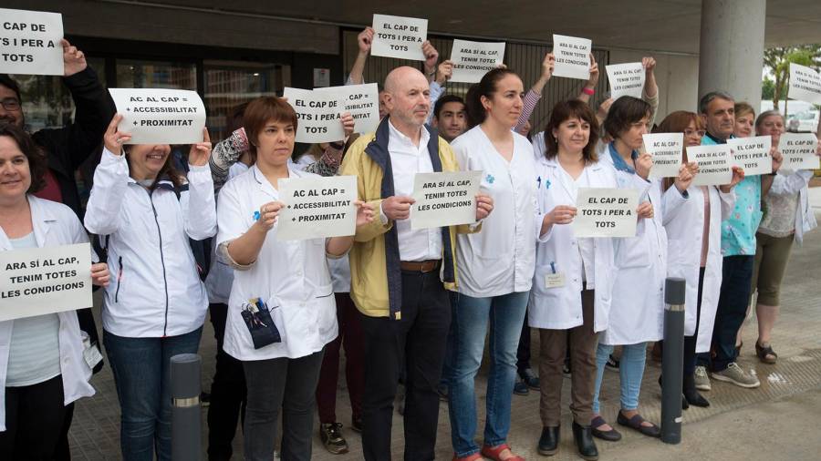 Els professionals del CAP d’Amposta van sortir el 25 de maig amb cartells per demanar atendre les 24 hores. FOTO: Joan Revillas