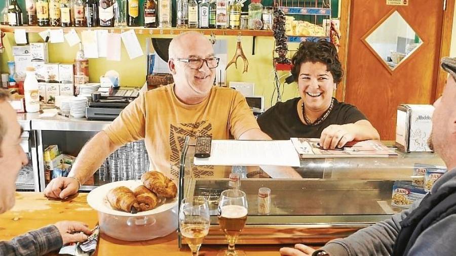 Manolo y Priscil&middot;la son los actuales propietarios del bar local social de Capafonts El Gr&egrave;vol. &nbsp;FOTO: Alba Marin&eacute;