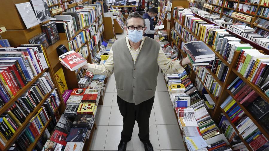 Ricard Espinosa, rodeado de libros, en la Llibreria La Capona. FOTO: pere ferré