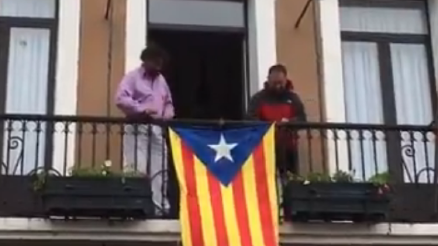 El presidente de la Colla Jove, Dani Milà, y el alcalde de Guetaria, colgando la estelada en el Ayuntamiento.