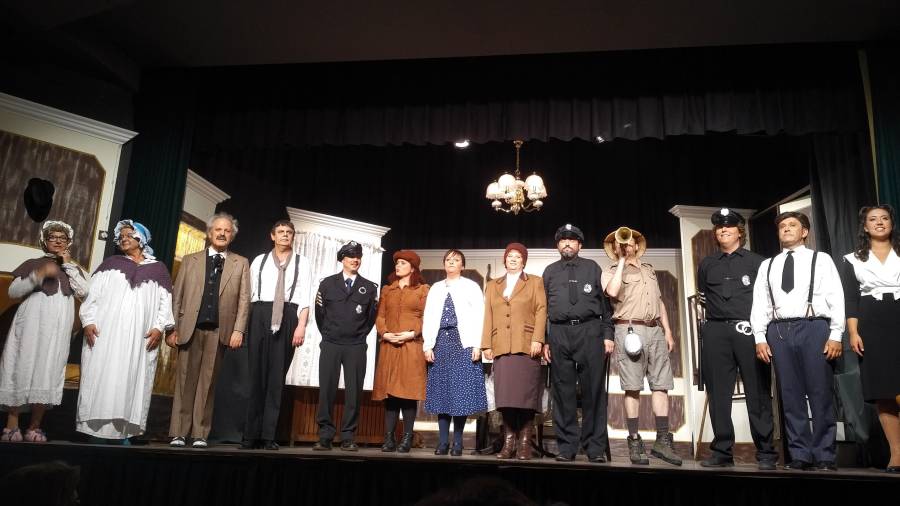 Els actors de la Teca Teatre en la representació de l'obra 'Arsènic i Puntes de Coixí'.