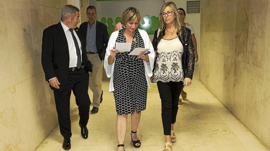 La consellera Alba Vergés, al centre de la imatge, ahir a l’Hospital Verge de la Cinta. FOTO: Joan Revillas