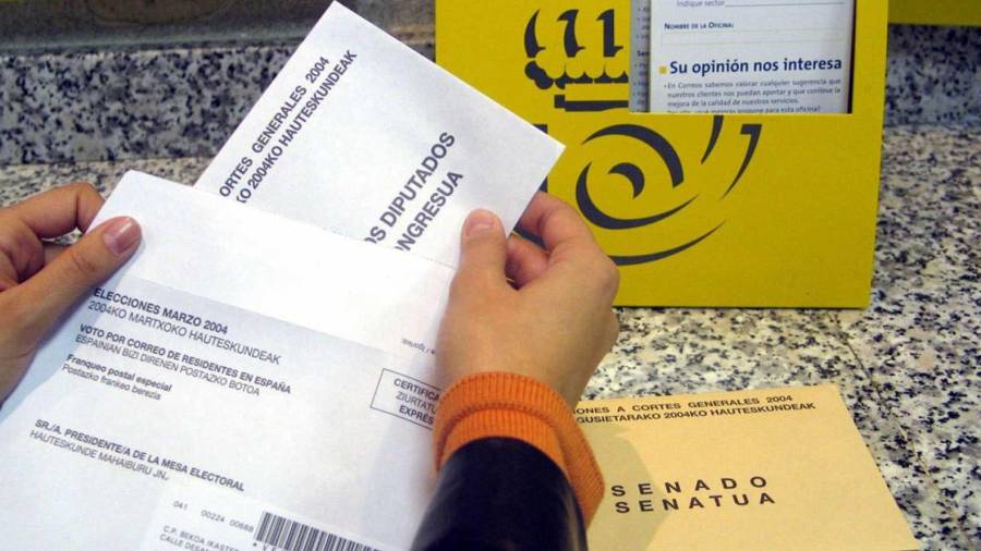 Imagen de un trabajador de Correos con un sobre de votación. EFE