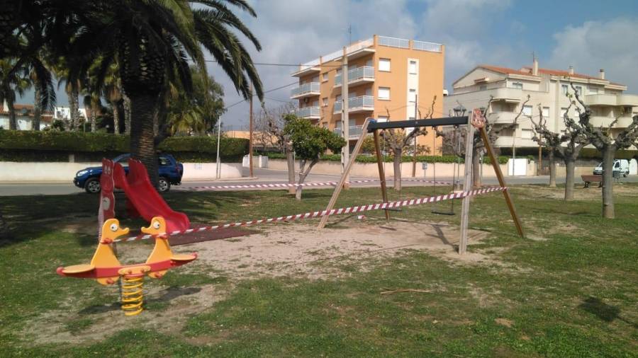 Imagen de un parque infantil cerrado en Torredembarra. FOTO: Anna Fusté-Aj. Torredembarra