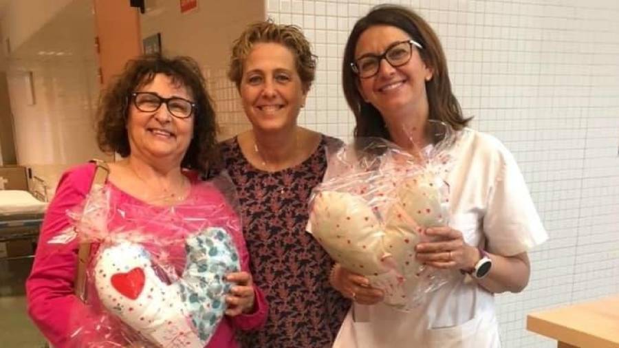 La delegación de la Lliga contra el Càncer de El Vendrell entregó los cojines realizados por la vecina al hospital del Baix Penedès.FOTO: DT