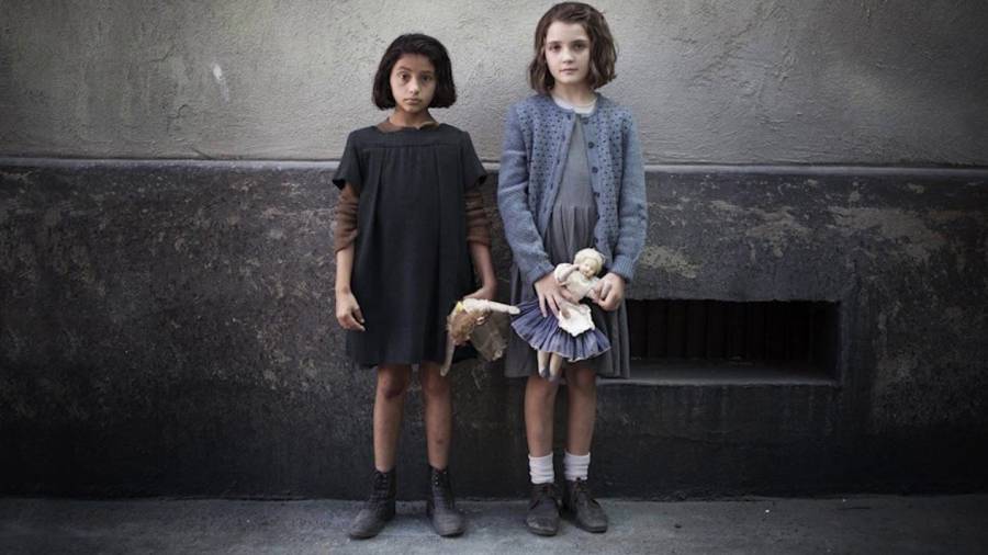Un fotograma de la serie homónima con las niñas Lina Cerullo y Elena Greco. FOTO: HBO